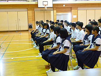 講演を真剣に聞く生徒たち