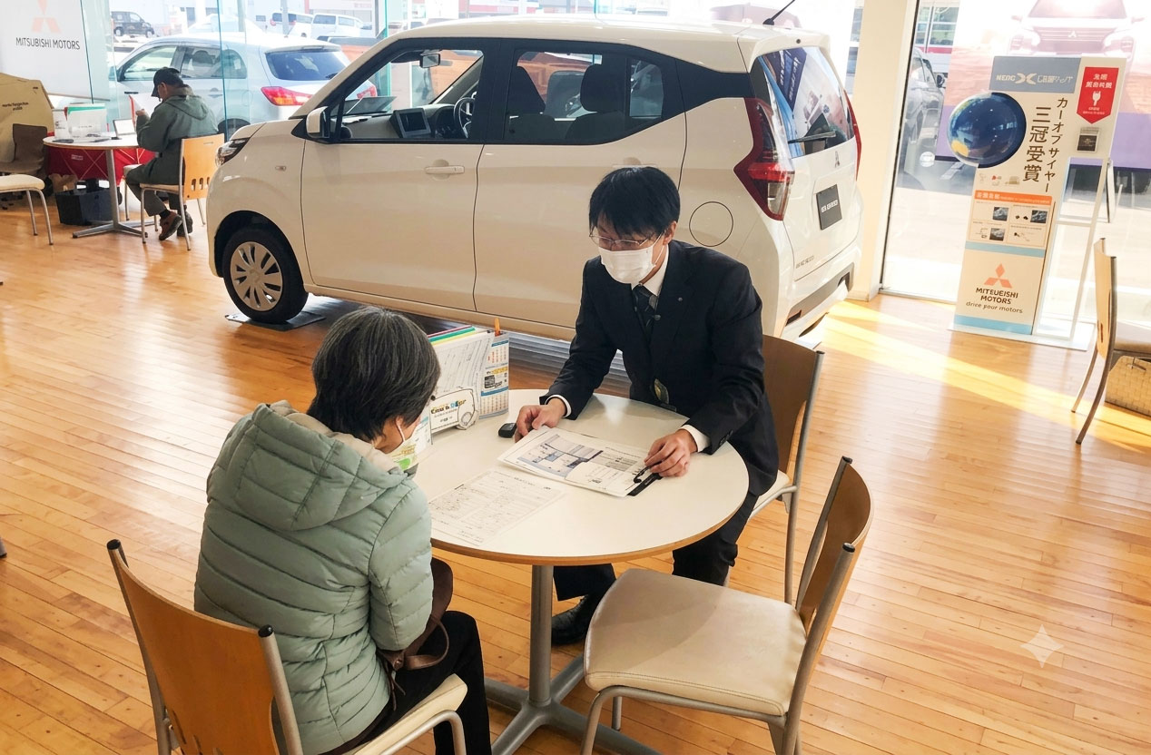 お客さまの話しを聞いている風景