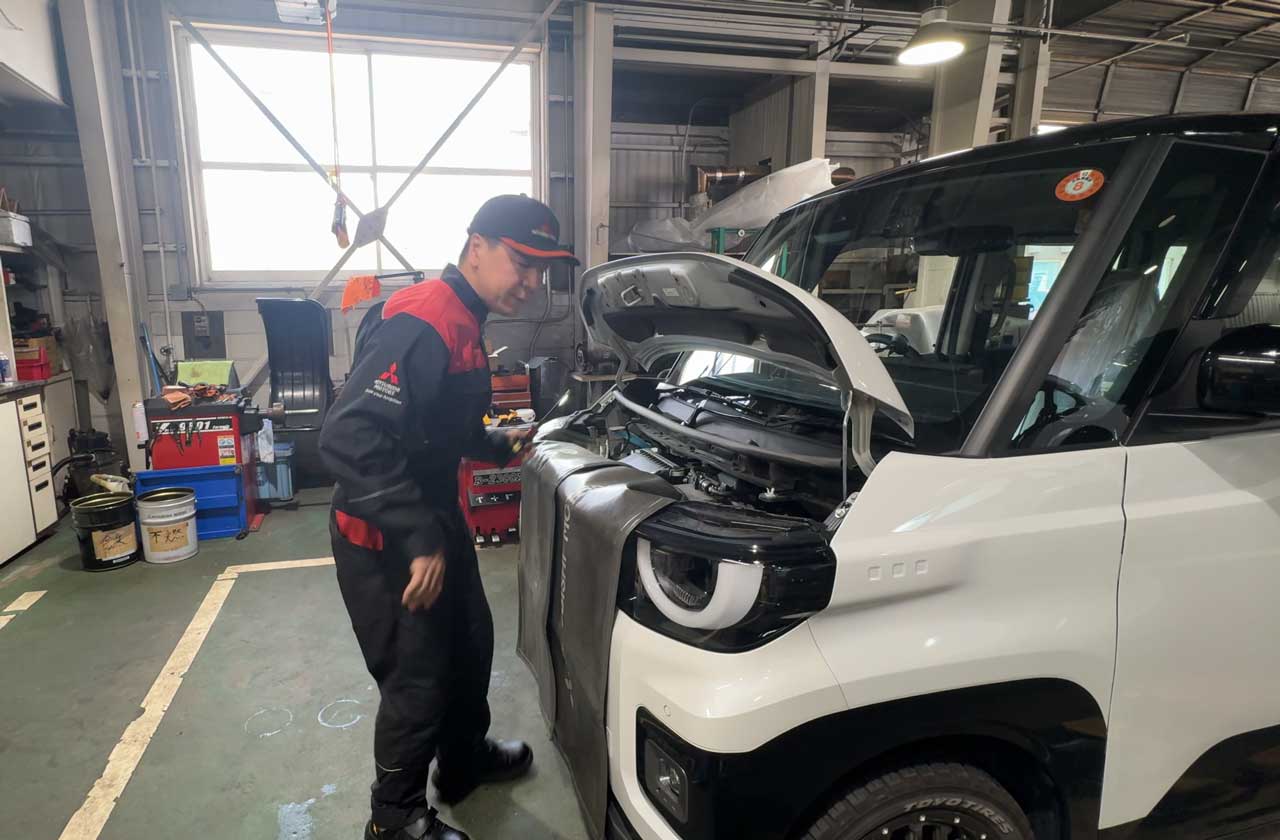車の整備を行っている様子
