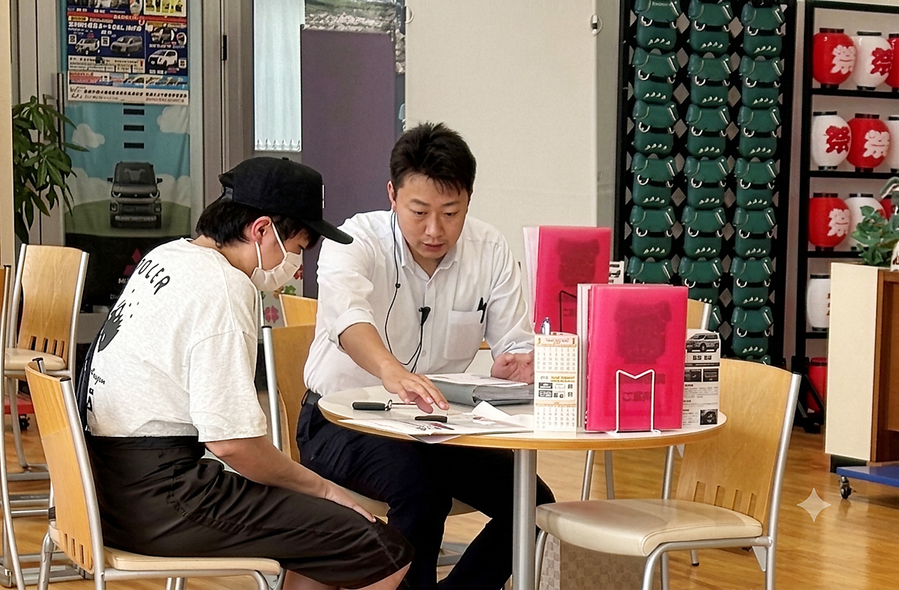 お客様に提案している様子