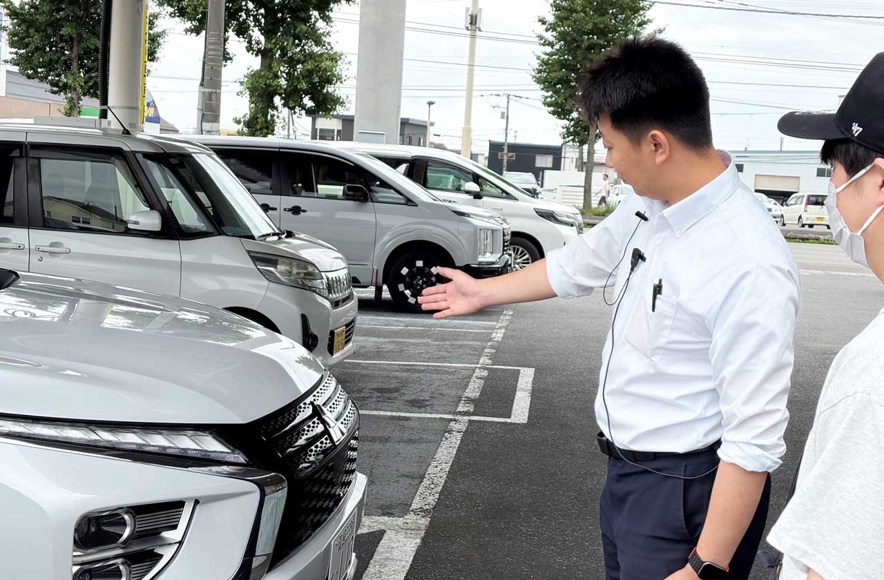 お客様に説明している様子